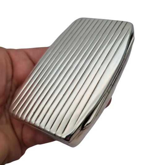 Caja rectangular de plata ley con diseño Art Déco acanalado circa 1940.