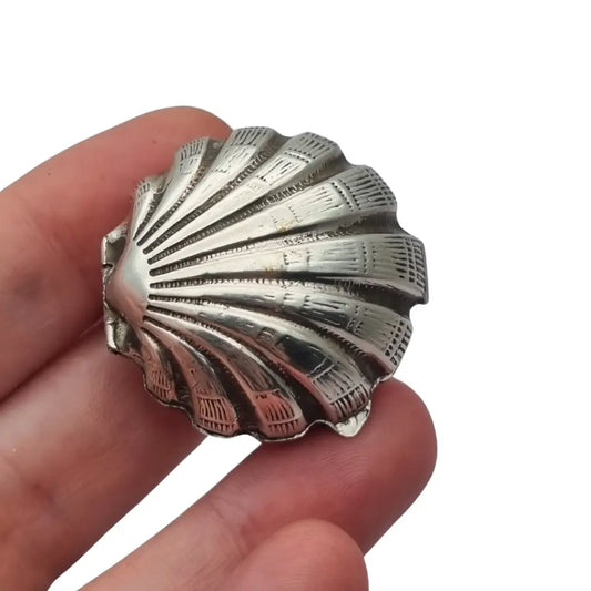 Caja vintage en forma de concha hecha plata 800 repujada con temática