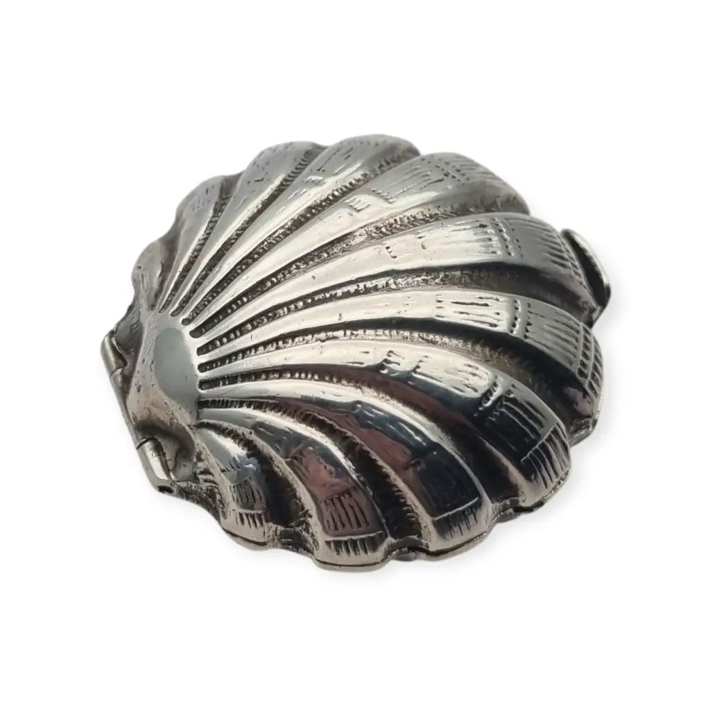 Caja vintage en forma de concha hecha plata 800 repujada con temática