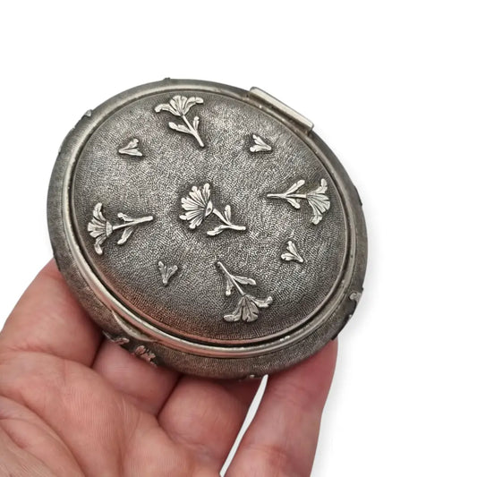 Caja vintage ovalada floral en relieve de plata italiana 800 firmada Mambretti