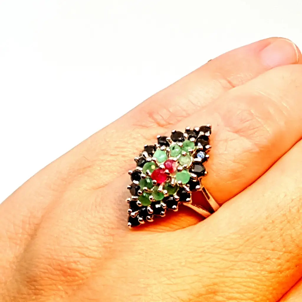 Anillo de plata en racimo con esmeralda rubí y zafiros ley.