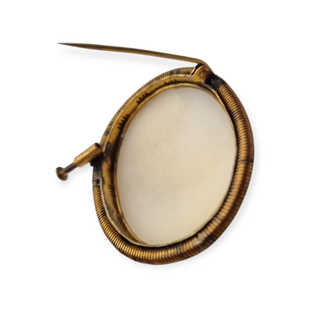 Camafeo antiguo en concha tallada con marco dorado broche ovalado circa 1950.
