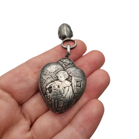 Colgante antiguo corazón en plata grabada niño con cordero y flor Sonajero Art
