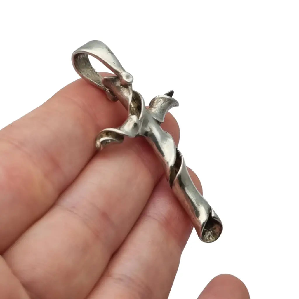 Colgante cruz vintage en plata diseño retorcido pieza singular de colección