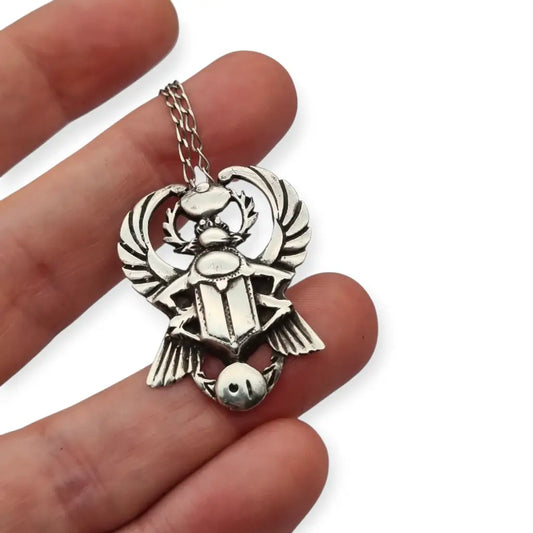 Colgante escarabajo egipcio en plata 925 estilo revival cadena incluida diseño