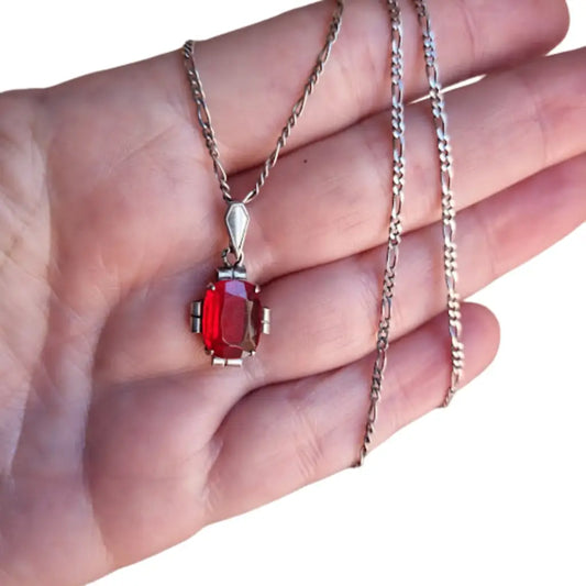 Colgante de estilo Art Déco en plata con pedrería color rubí y cadena