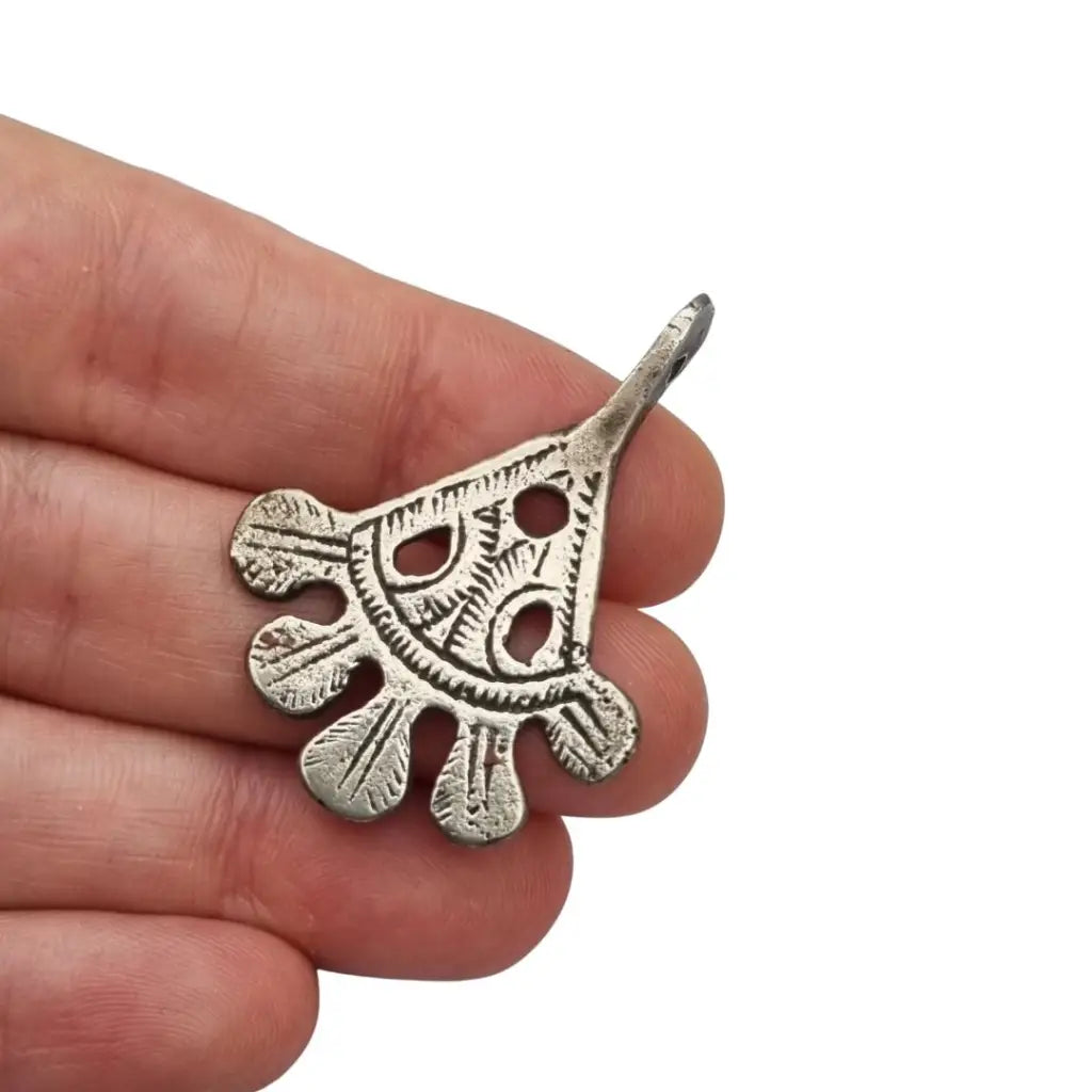 Colgante étnico antiguo en plata con diseño calado y grabado geométrico Dije