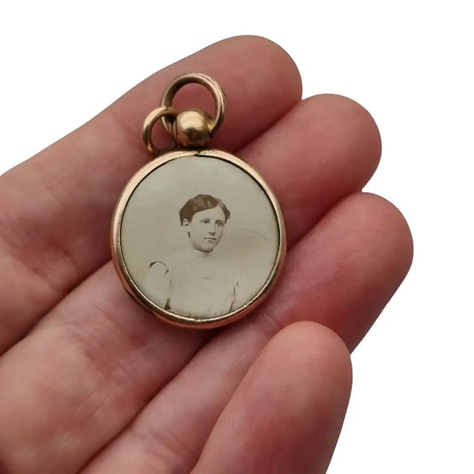 Colgante de medallón redondo metal dorado con retratos victorianos circa