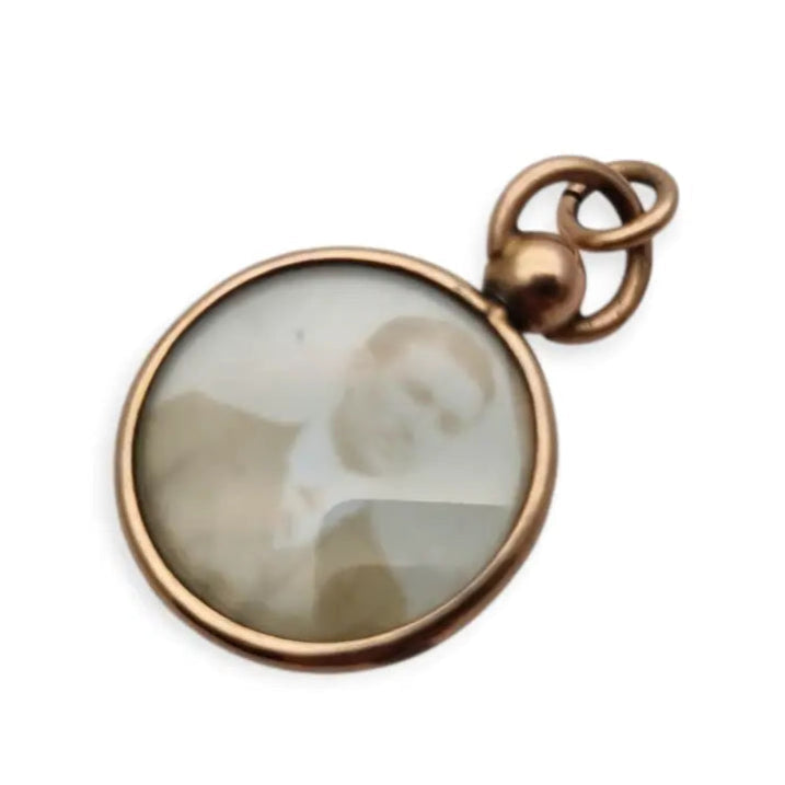 Colgante de medallón redondo metal dorado con retratos victorianos circa