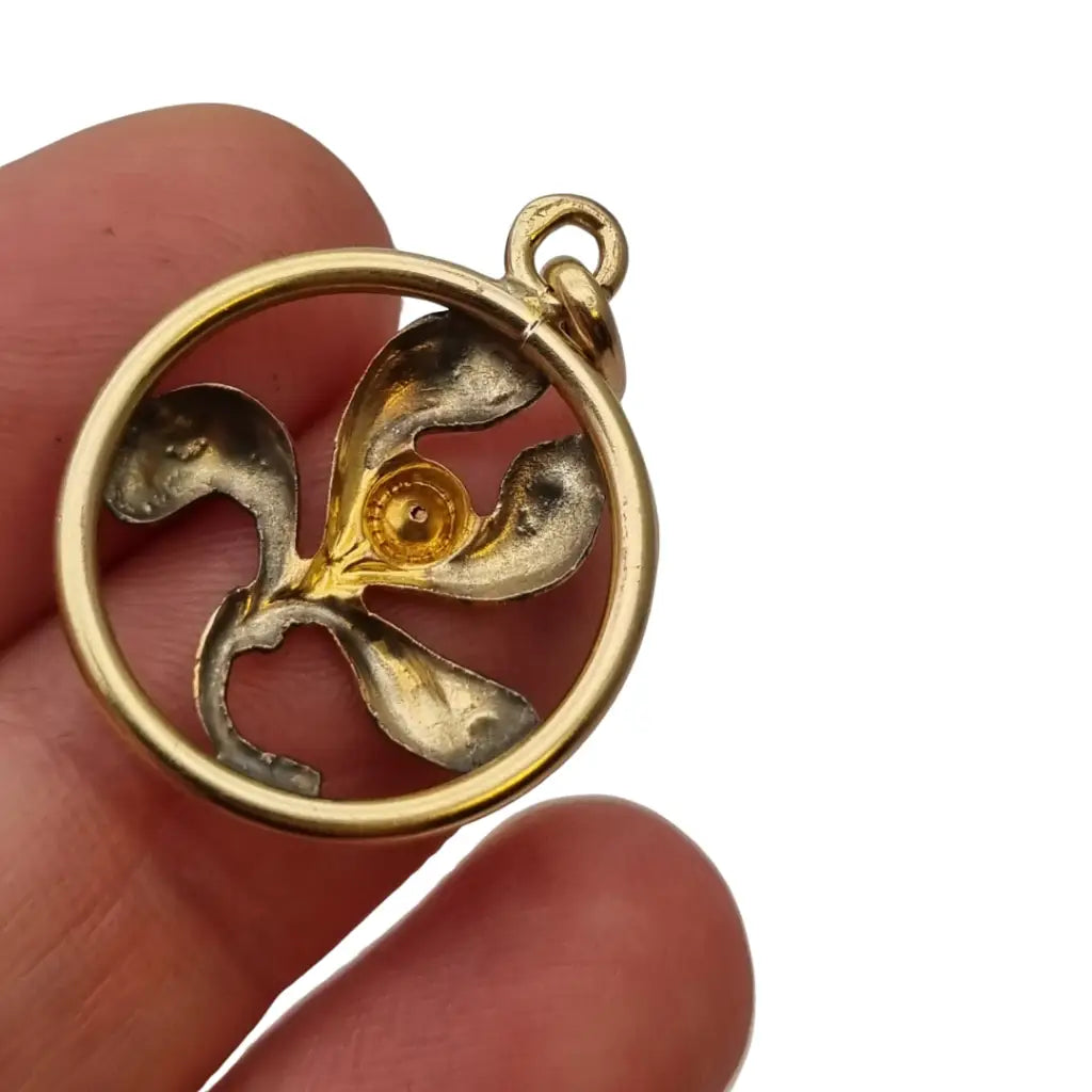 Colgante vintage art nouveau dorado con flor en círculo y piedra roja diseño