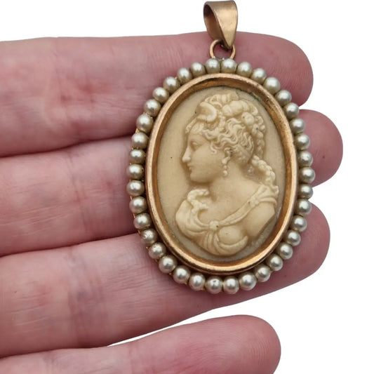 Colgante vintage con camafeo tallado en piedra y marco de cuentas perladas