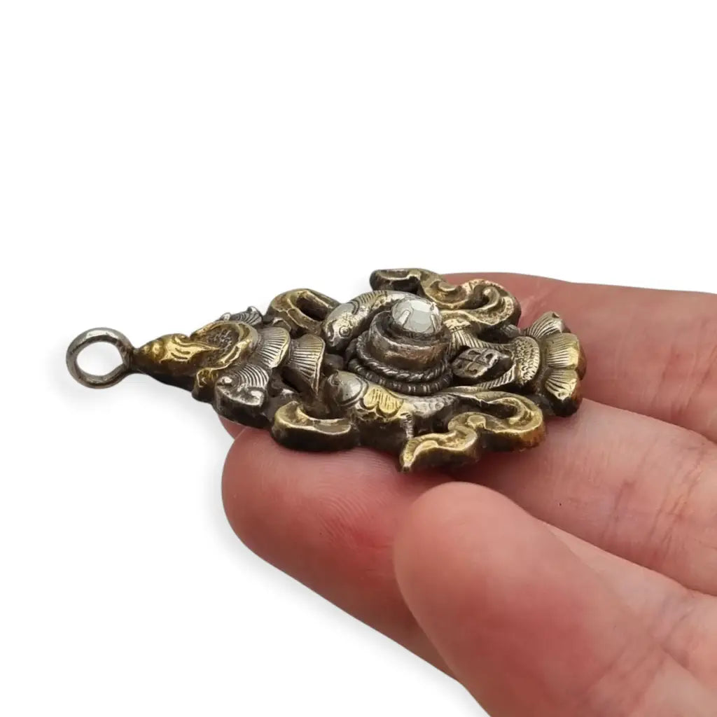 Colgante vintage de plata con baño dorado y símbolo tibetano piedra blanca