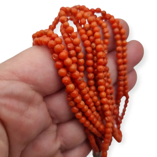 Collar Vintage de Coral Natural y Plata Tres Hilos con Cierre 80s.