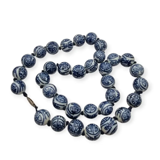 Collar vintage con cuentas de porcelana blanca y azul esmaltadas a mano