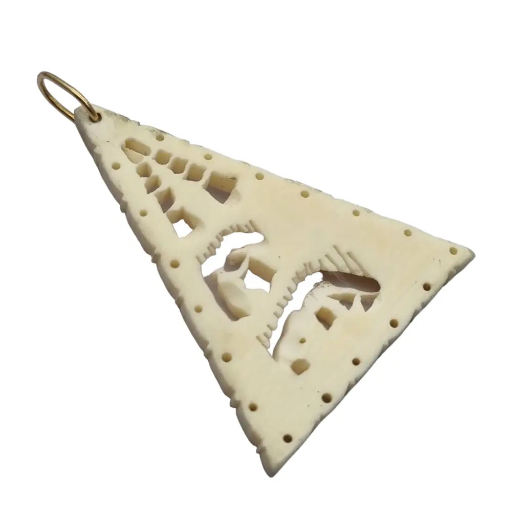 Colgante de hueso vaca bovina con escena asiática y aro oro amarillo.