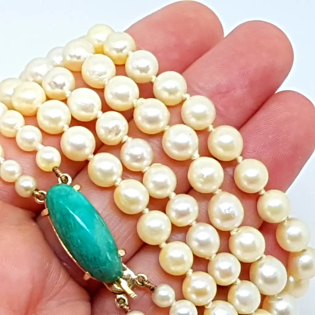 Collar de perlas akoya con cierre oro amarillo y centro cabujón cuarzo.