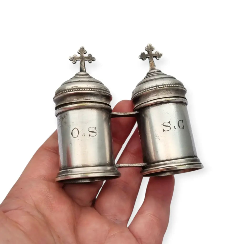 Crismera doble antigua litúrgica en metal tono plateado con cruces siglo XX