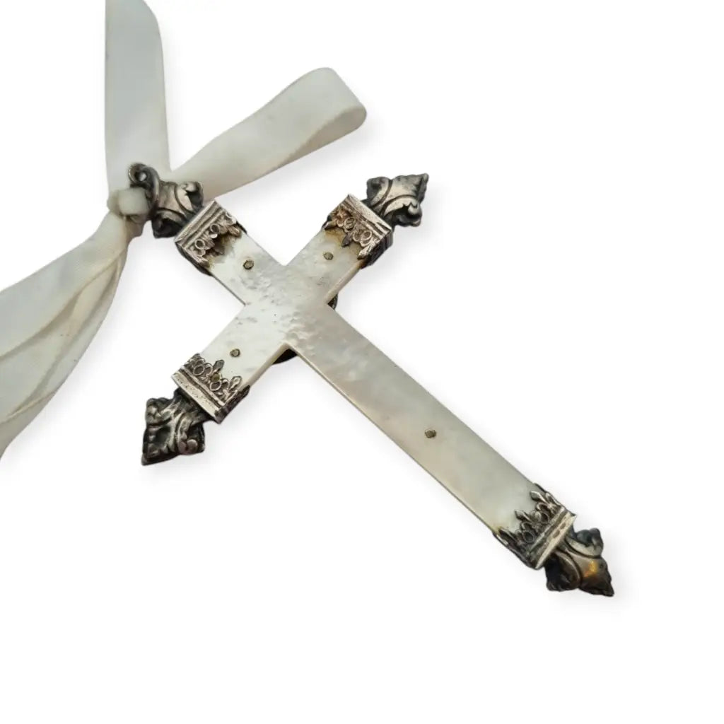 Crucifijo antiguo de nácar y plata cruz devocional con Cristo barroco lazo