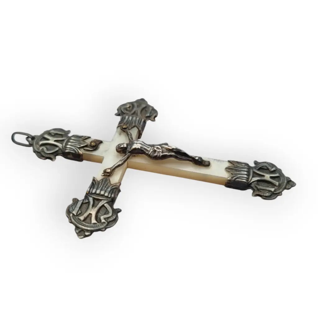 Crucifijo antiguo de nácar y plata con detalles religiosos en relieve regalos