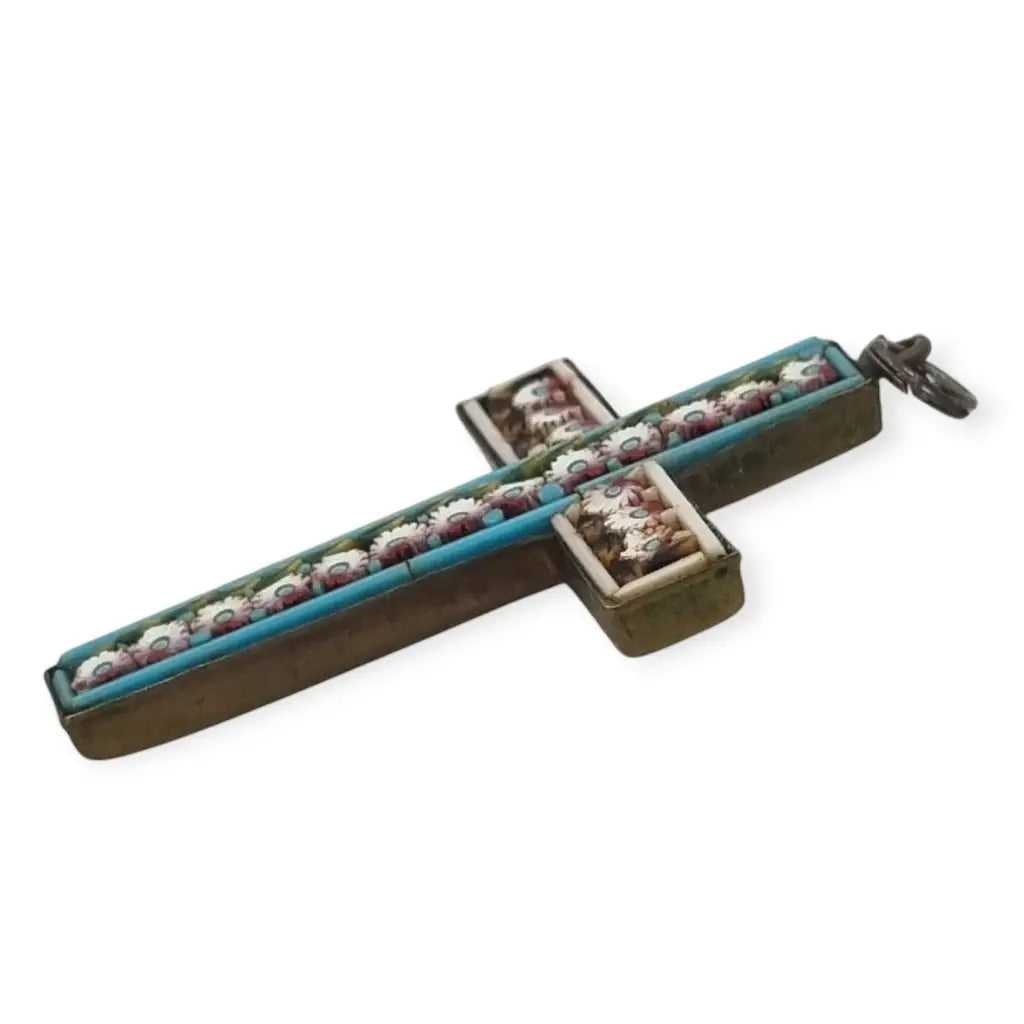 Cruz antigua italiana en micromosaico floral. Circa 1940. Latón y pasta vítrea.