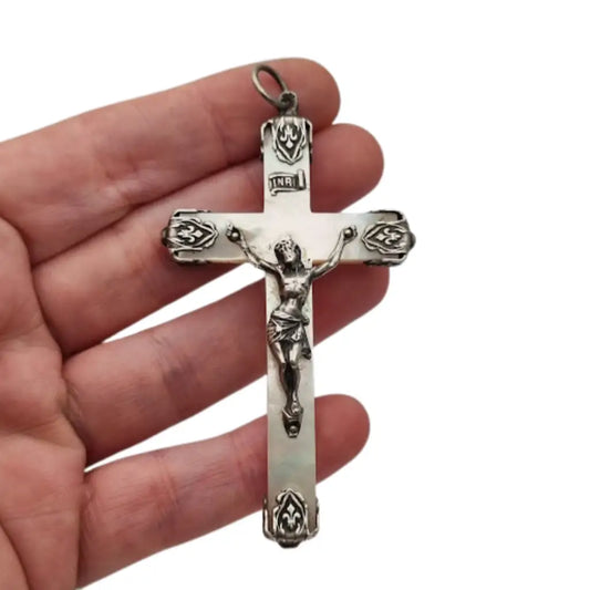 Cruz antigua de nácar con Cristo en plata y flor lis colgante religioso