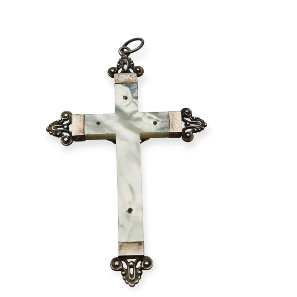 Cruz antigua en nácar y plata con detalles ornamentales regalos religiosos.