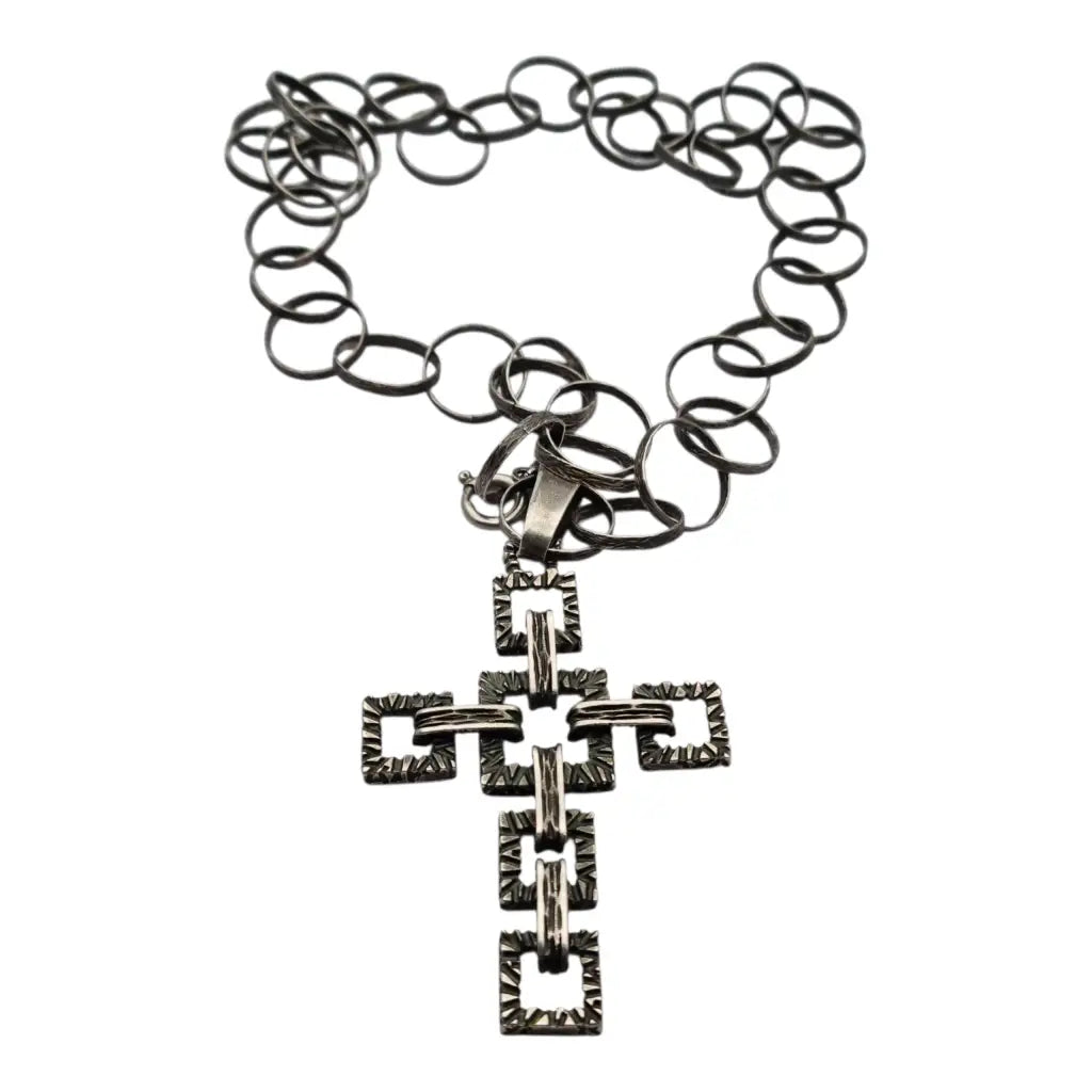 Cruz brutalista italiana en plata 800 de Uno A Erre con cadena martilleada años