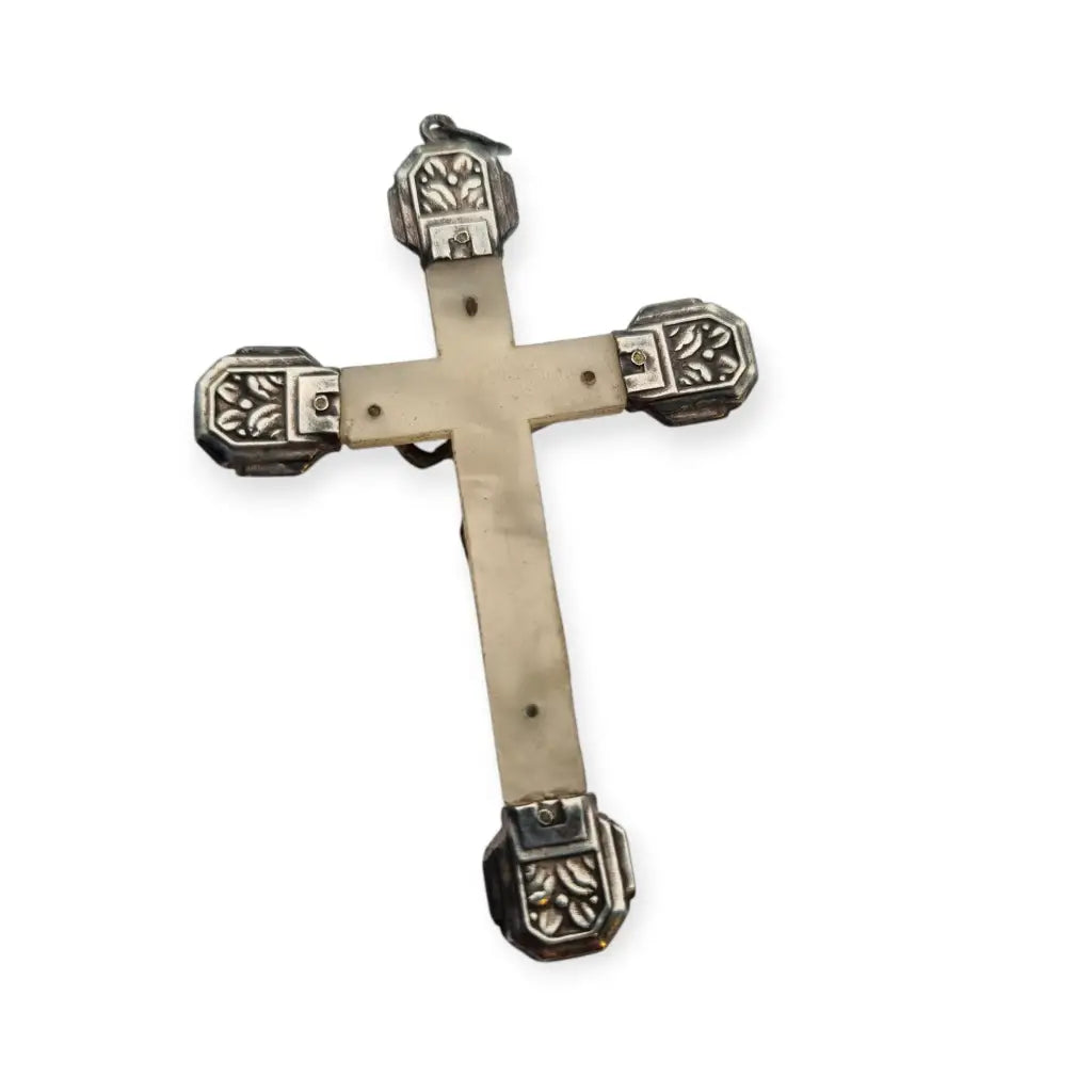 Cruz colgante Art Decó en plata y nácar. Francia circa 1930. Joya devocional