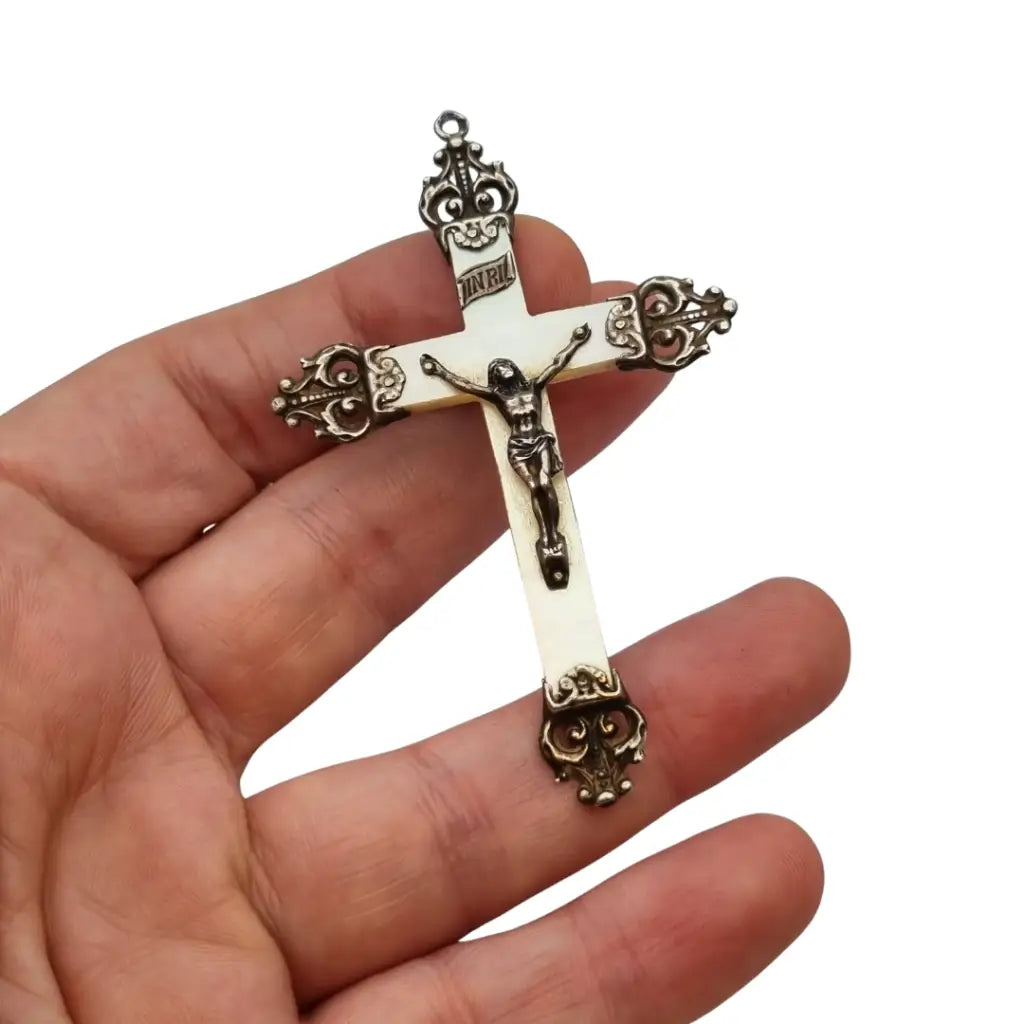 Cruz devocional en nácar y plata – colgante con Cristo relieve remates
