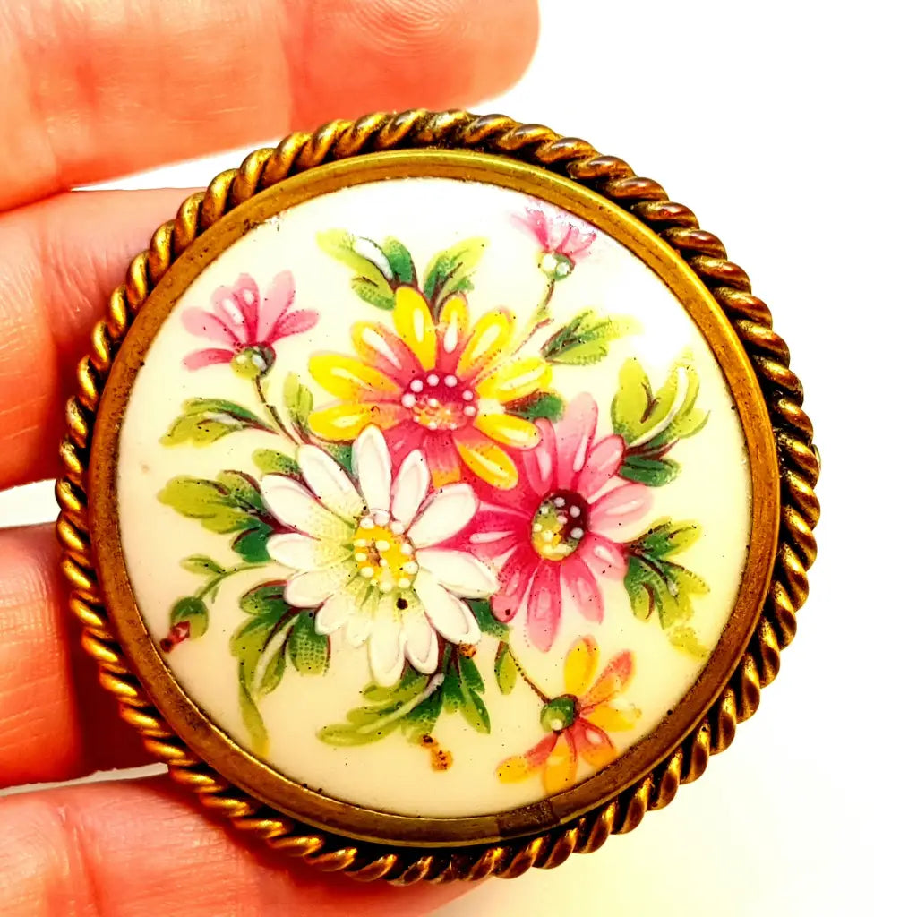 Broche francés de porcelana limoges. Francia. Escena floral circa 1940.