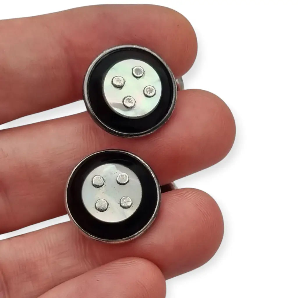 Gemelos vintage de plata con nácar y ónix negro un elegante diseño