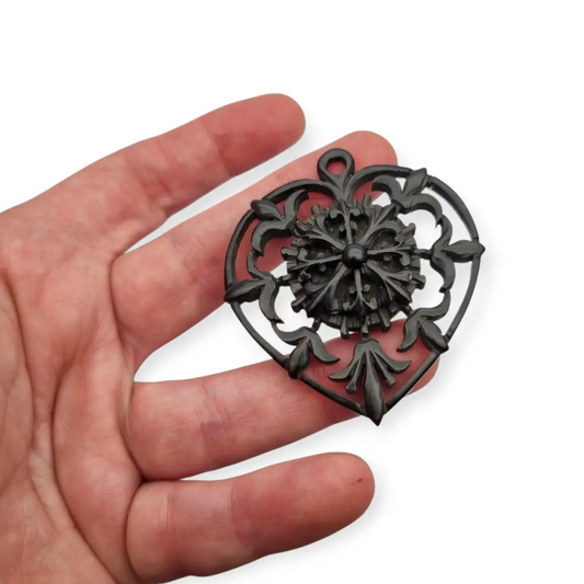 Guardapelo de Corazón Victoriano en Baquelita Negra Calada Colgante Joyería