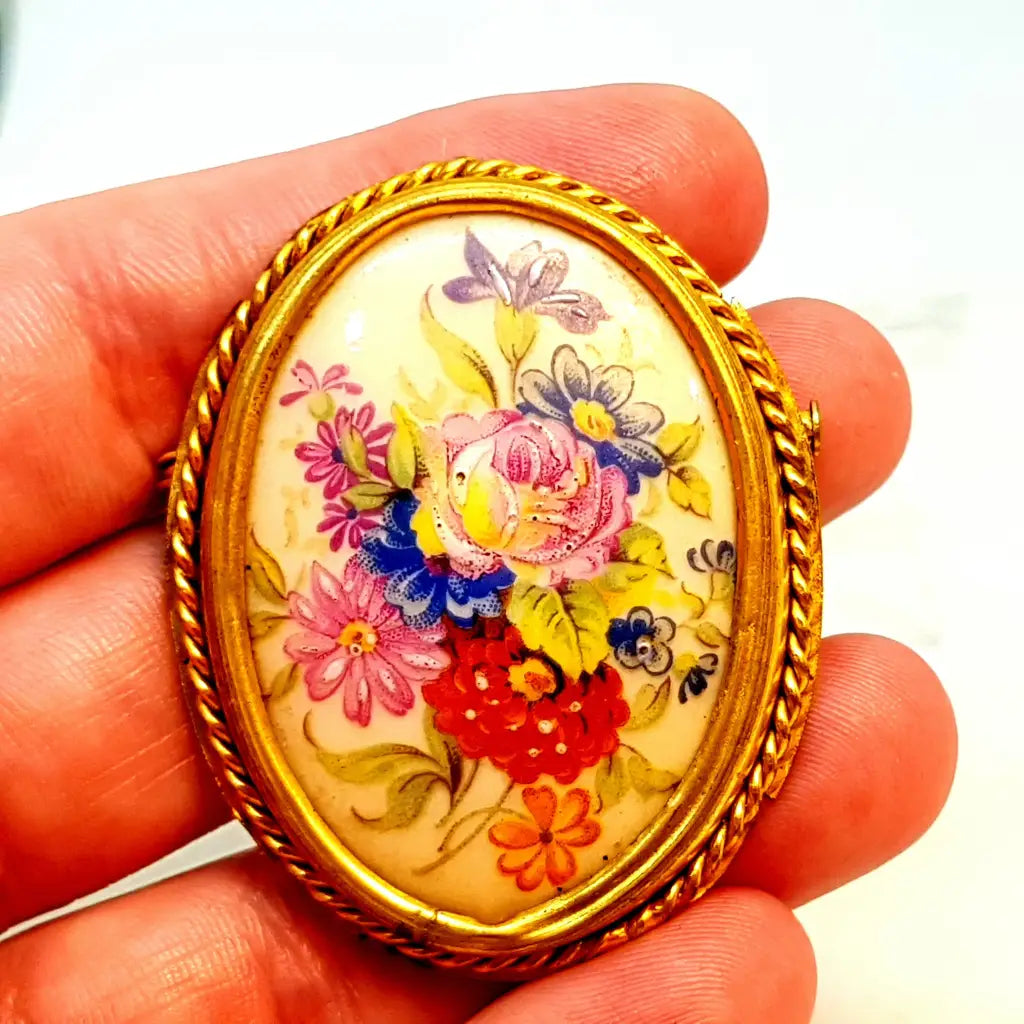 Broche vintage de limoges francés porcelana escena floral circa 1940.