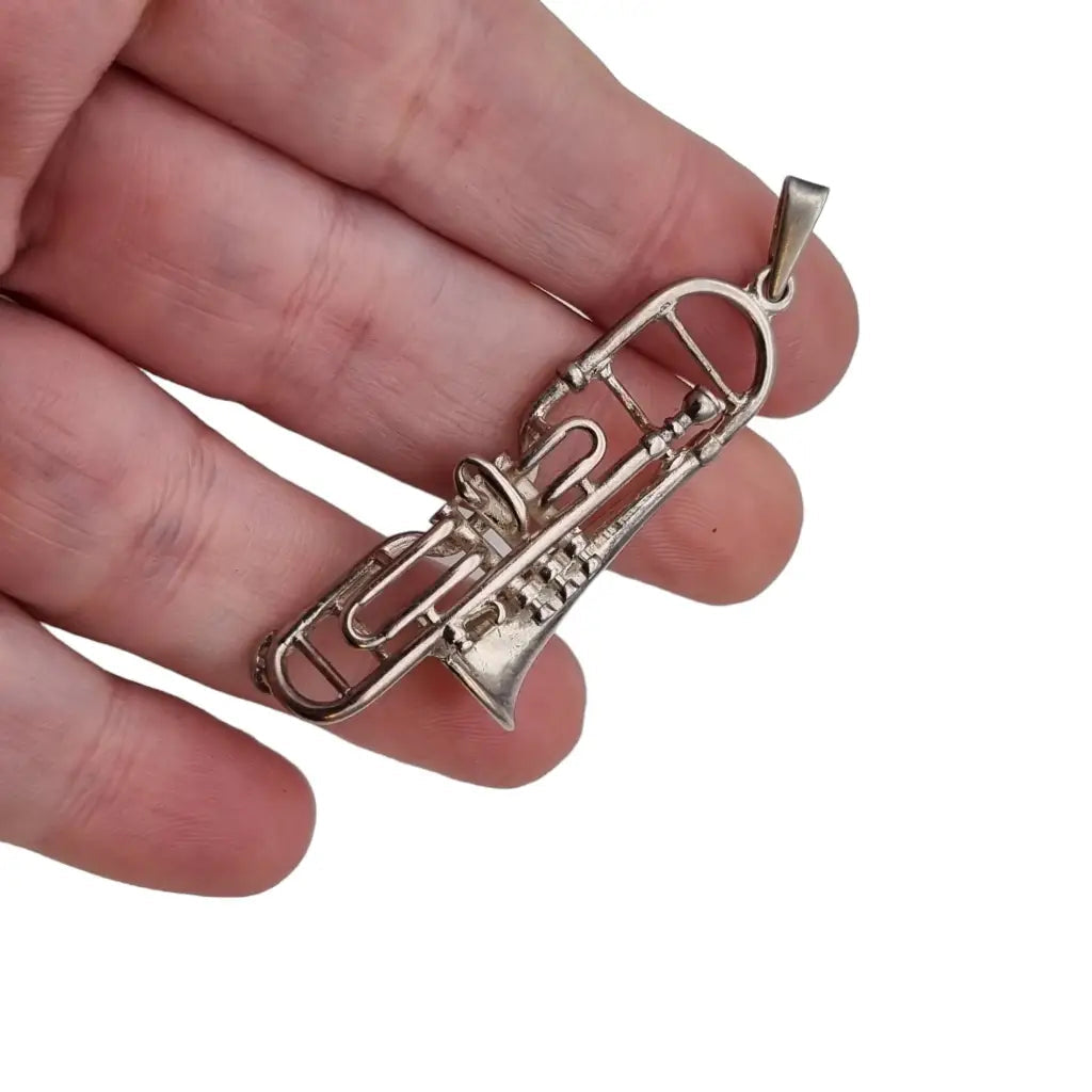 Instrumento de trombón plata colgante en miniatura ley.