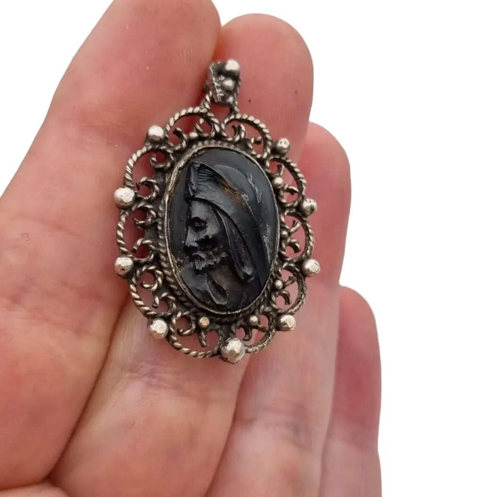 Colgante camafeo de guerrero filigrana plata cara hombre negro.