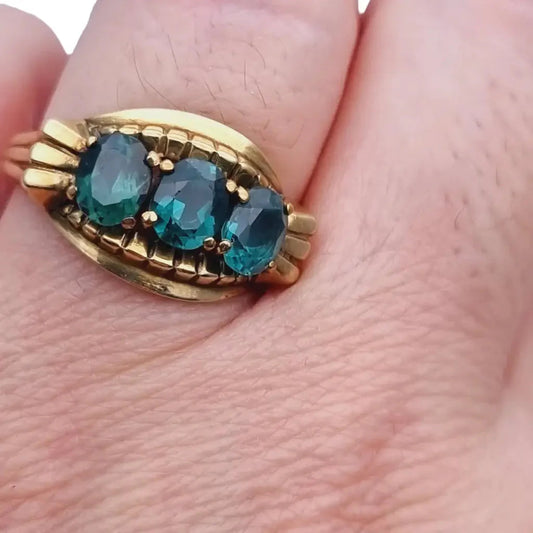 Anillo art déco de oro amarillo 8 kt. 333 piedra azul verdosa circa 1930.