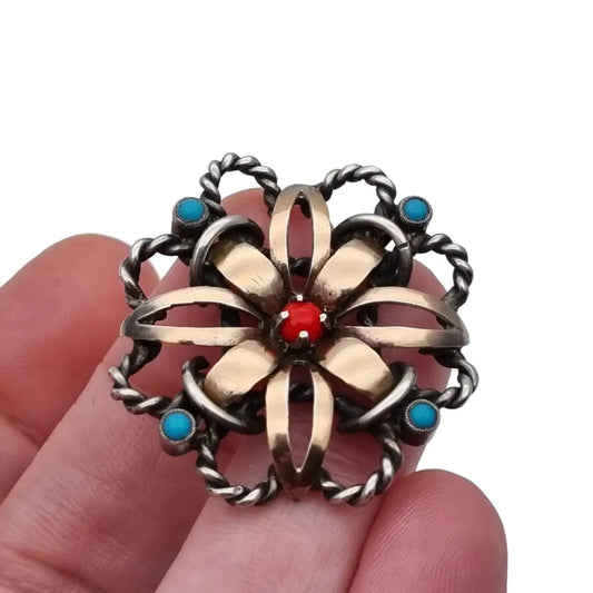 Broche art deco redondo en plata y oro con bolitas azules rojas para solapa.