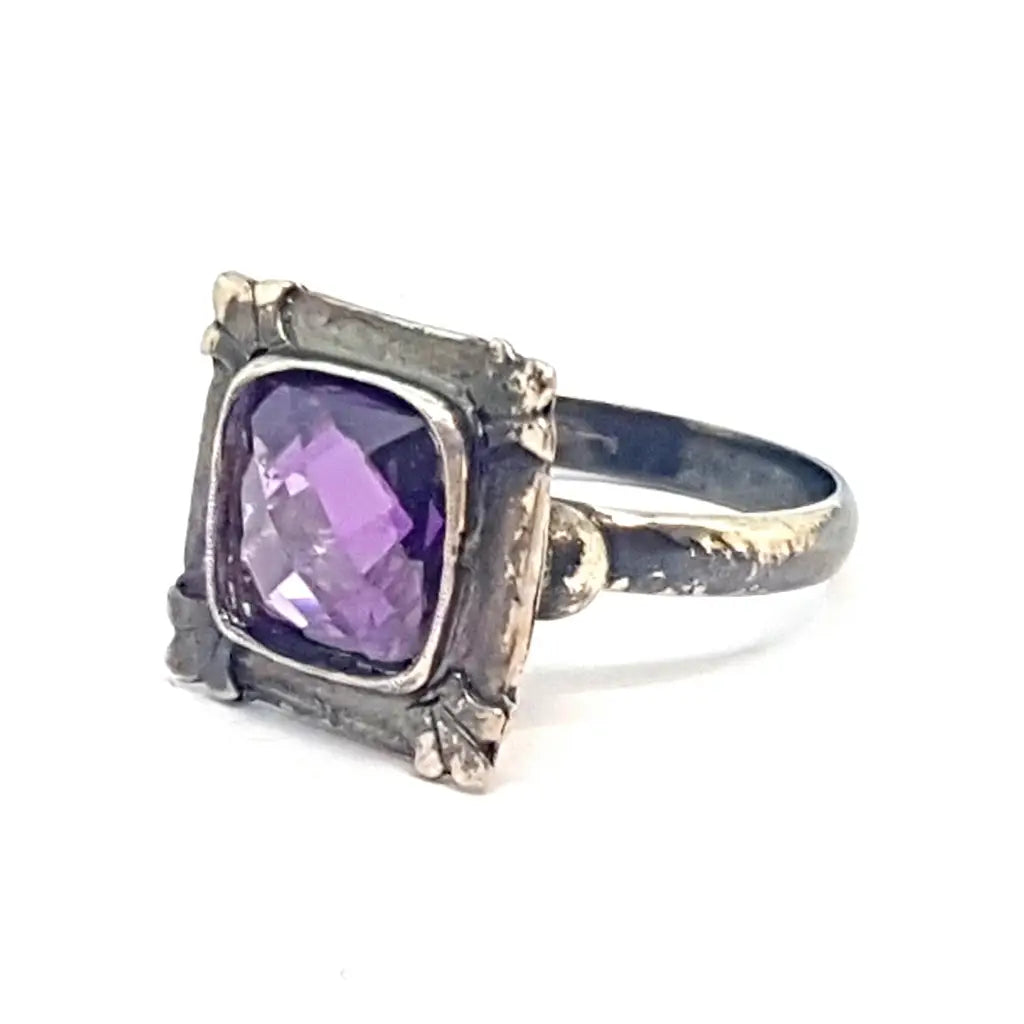 Anillo art deco de plata con símil amatista circa 1930. Joyas antiguas.