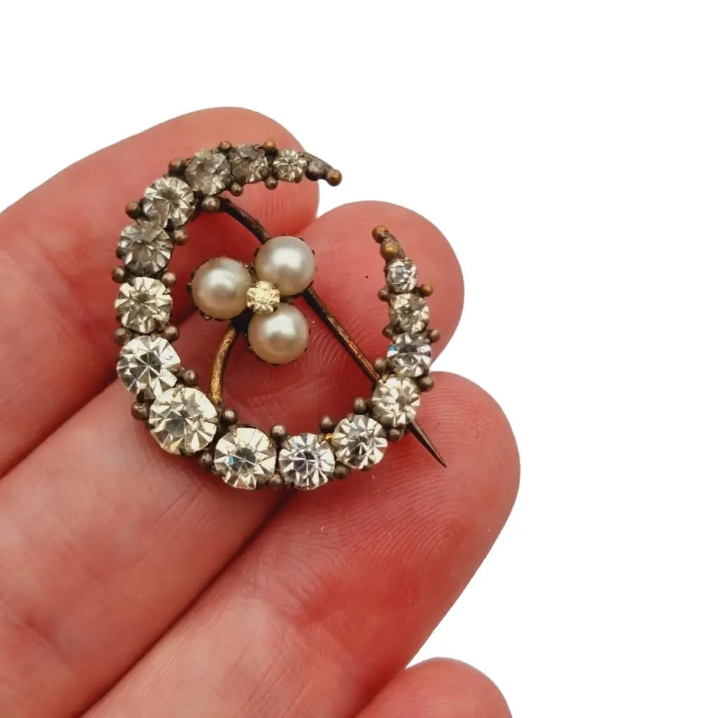 Broche luna vintage con pedrería blanca y perla pin original de los años 50.