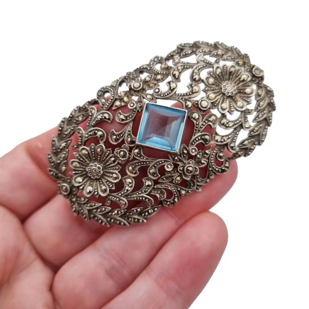 Broche art nouveau en plata 935 con piedra central azul y marquesitas.