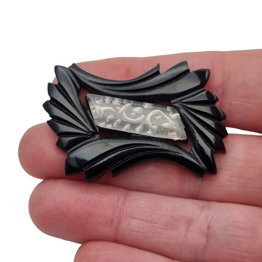 Broche vintage de baquelita en blanco y negro tallado geométrico. 1940.