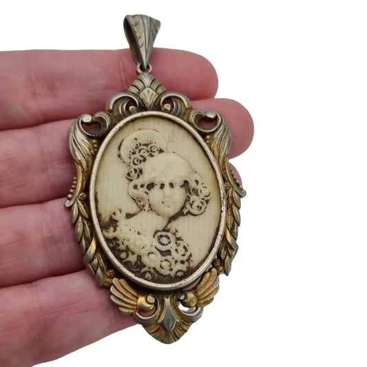 Medalla art deco dorada colgante camafeo vintage dama tallada antiguo