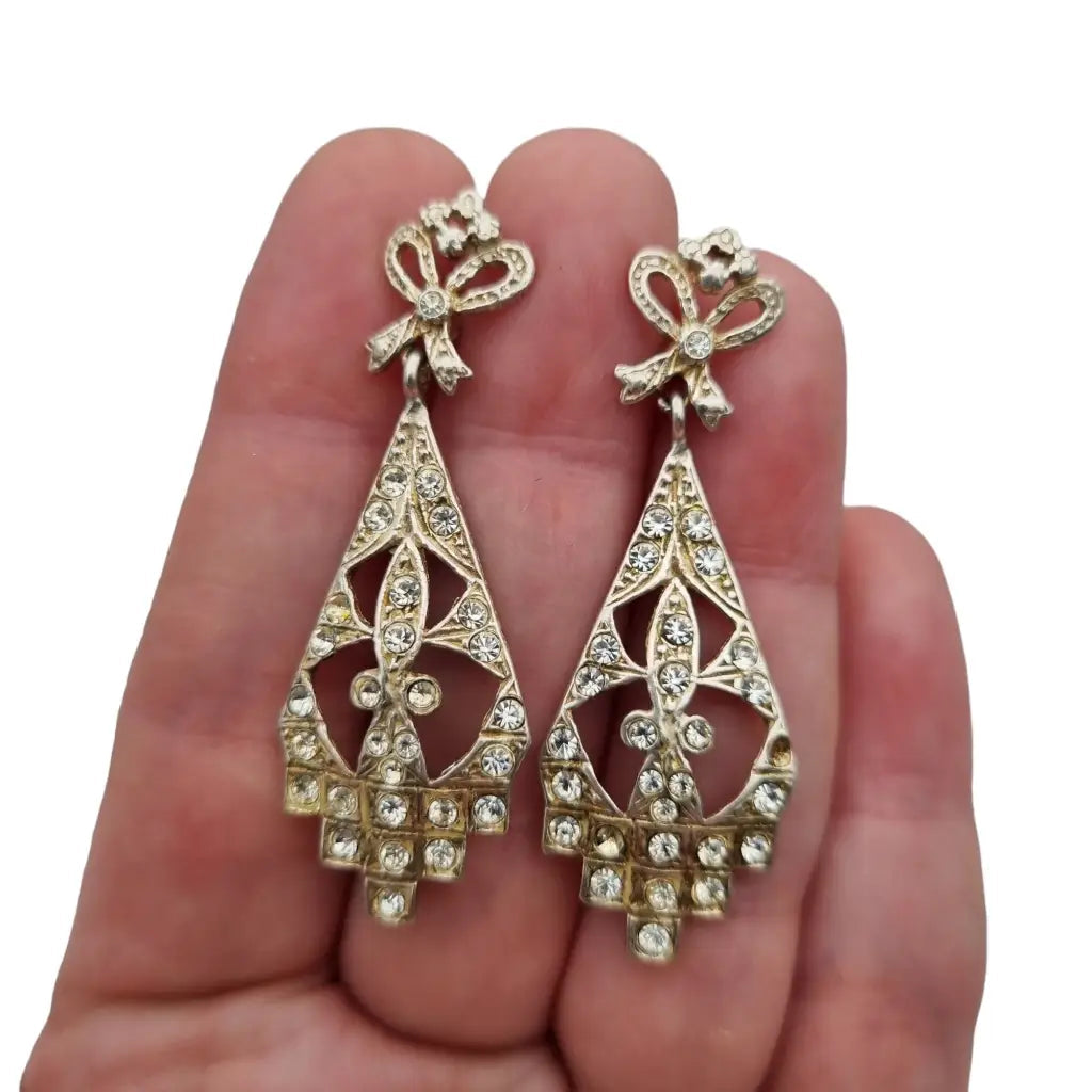 Pendientes art déco en forma de lágrima plata dorada con pedrería blanca.