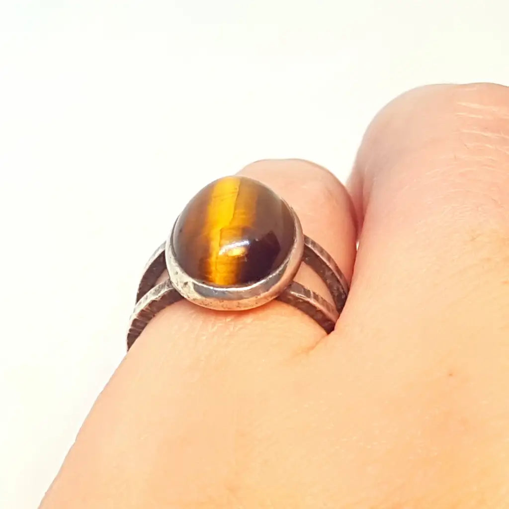 Anillo boho de plata con piedra ojo tigre joyería artesanal los años 70.