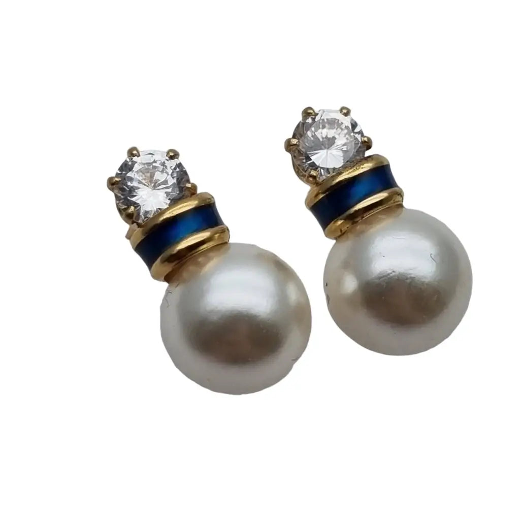 Pendientes de perlas y laminados en oro con circonitas blancas azules.