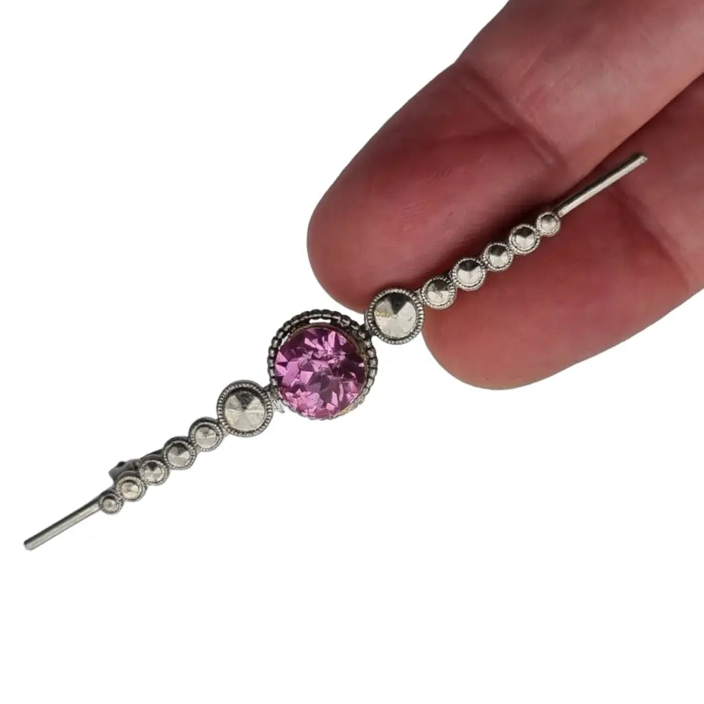Broche art deco de metal plateado antiguo joyería símil rubí rosa.