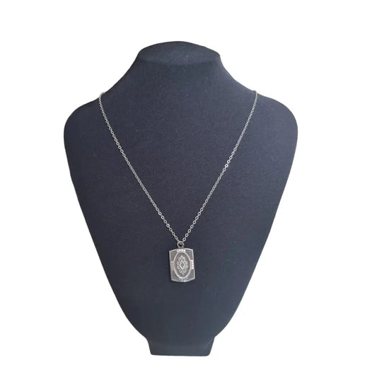 Colgante rectangular antiguo con cadena en diseño clásico para mujer.