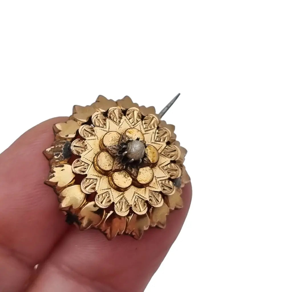 Broche redondo vintage francés victoriano para mujer botón dorado delicado.