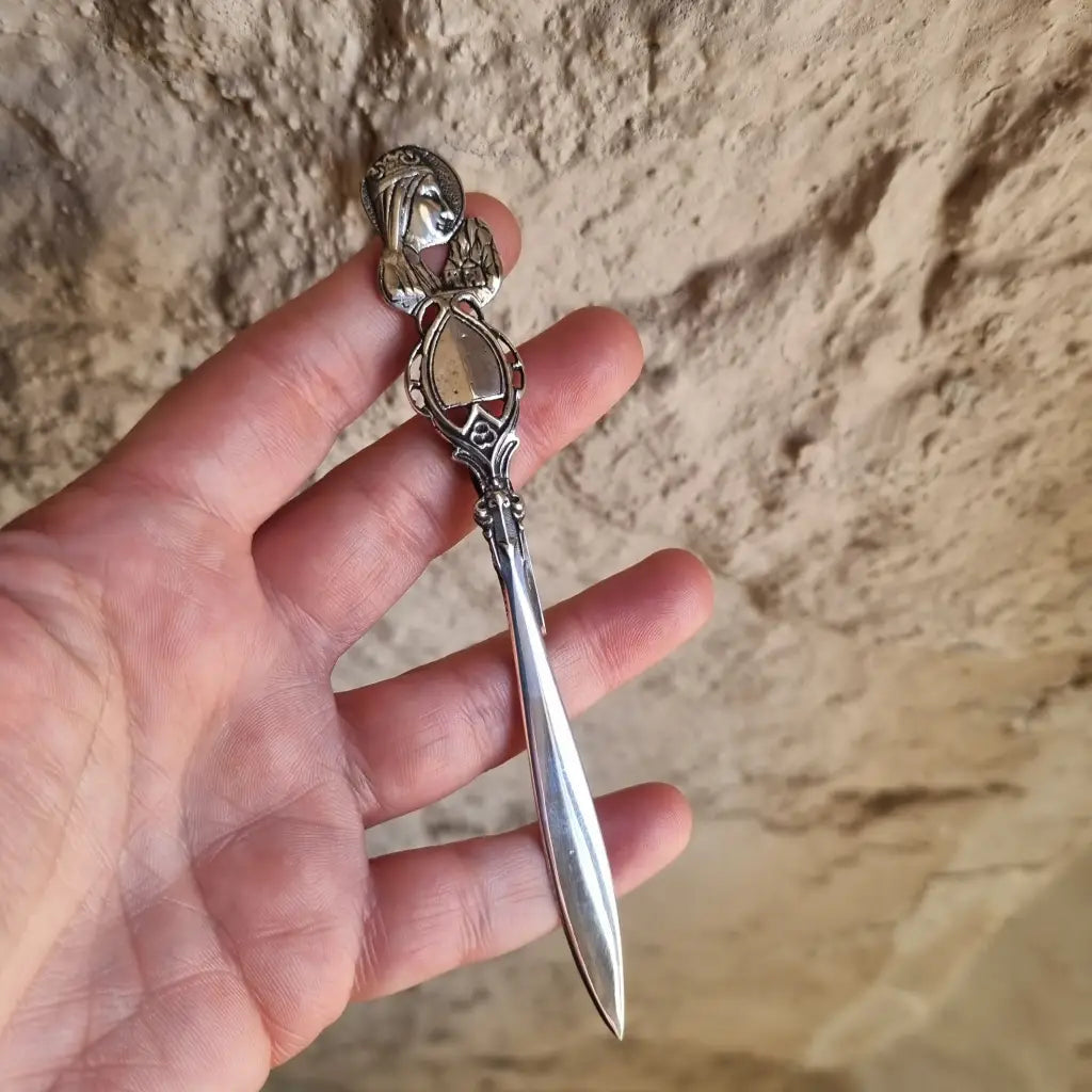 Marcapáginas art nouveau en plata abrecartas virgen de montserrat circa 1960.