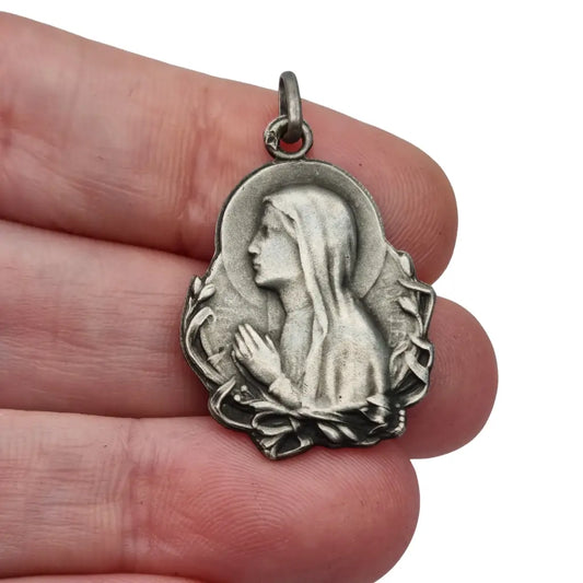 Medalla antigua Art Nouveau en plata con Virgen diseño floral circa 1900–1930
